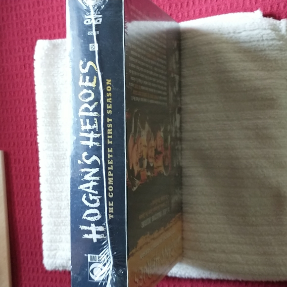 Complete First Season "Hogan's Heroes" sit com (5 disc set) - Picture 2 of 4